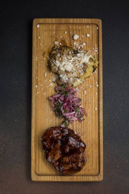 Bir restoranda ya da barda lezzetli bir Asya mutfağı. Yakın çekimler