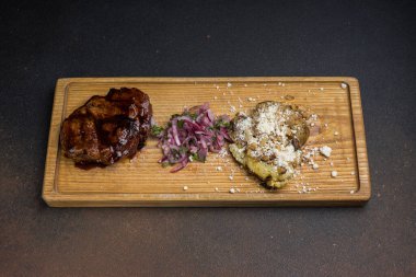 Bir restoranda ya da barda lezzetli bir Asya mutfağı. Yakın çekimler