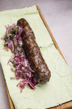 Bir restoranda ya da barda lezzetli bir Asya mutfağı. Yakın çekimler