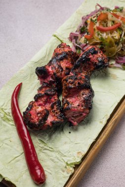 Bir restoranda ya da barda lezzetli bir Asya mutfağı. Yakın çekimler