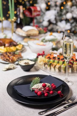 Yılbaşı ve Noel ziyafetleri. Şenlikli yemek.
