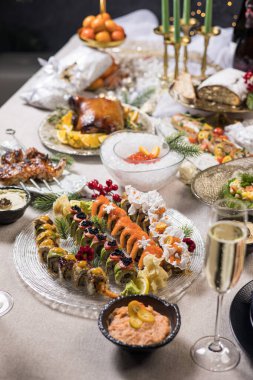 Yılbaşı ve Noel ziyafetleri. Şenlikli yemek.
