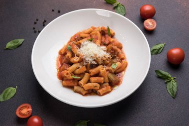 Domates soslu Rigatoni makarna ve parmesan peyniri.