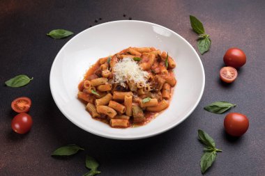 Domates soslu Rigatoni makarna ve parmesan peyniri.