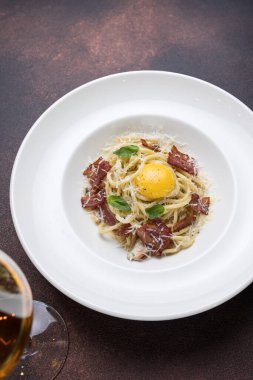 Pastırmalı spagetti, parmesan peyniri ve yumurta.