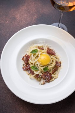 Pastırmalı spagetti, parmesan peyniri ve yumurta.