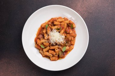 Domates soslu Rigatoni makarna ve parmesan peyniri.