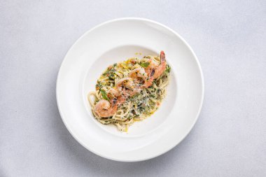 Karides, sarımsak ve parmesan peynirli makarna.