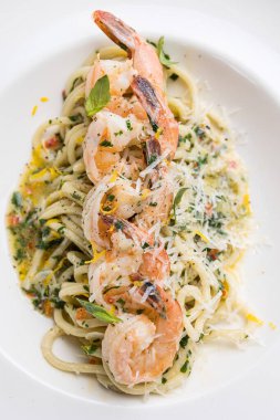 Karides, sarımsak ve parmesan peynirli makarna.