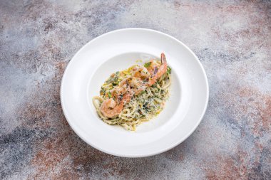 Karides, sarımsak ve parmesan peynirli makarna.