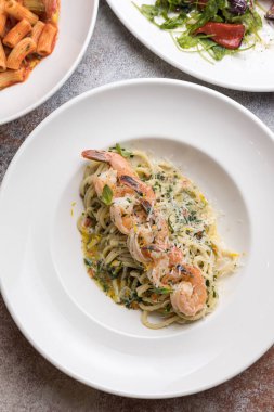 Karides, sarımsak ve parmesan peynirli makarna.
