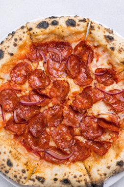 Salamlı ve peynirli pizza.