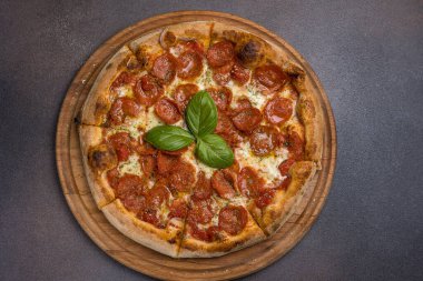 Salamlı ve peynirli pizza.