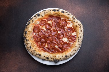 Salamlı ve peynirli pizza.