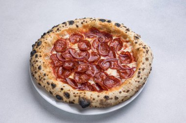 Salamlı ve peynirli pizza.