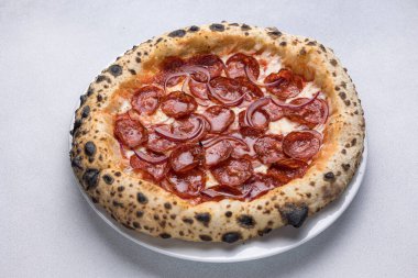 Salamlı ve peynirli pizza.
