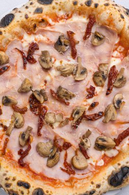 Pizza jambon, mantar ve zeytin 