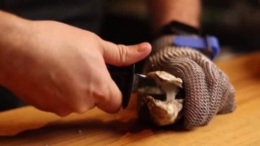 Restoranda istiridye hazırlayan bir aşçı.