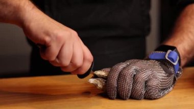 Restoranda istiridye hazırlayan bir aşçı.