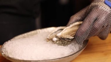 Restoranda istiridye hazırlayan bir aşçı.