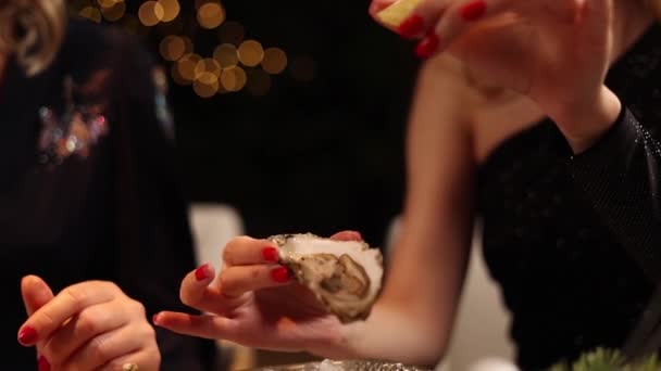 餐馆里吃牡蛎的女孩 — 图库视频影像