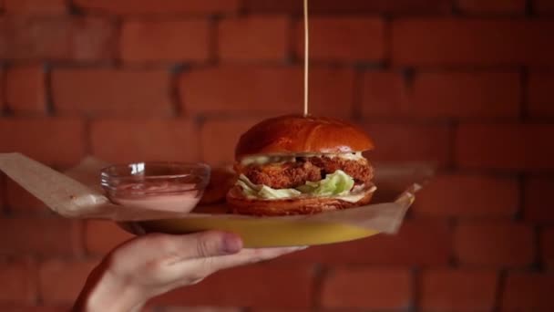 美味的汉堡包加奶酪 切碎和青菜 — 图库视频影像