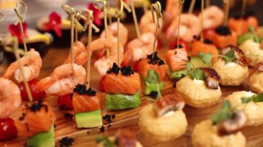 Japon restoranında lezzetli deniz ürünleri yemekleri