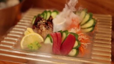Japon restoranında lezzetli deniz ürünleri yemekleri