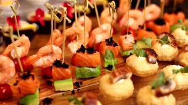 Japon restoranında lezzetli deniz ürünleri yemekleri