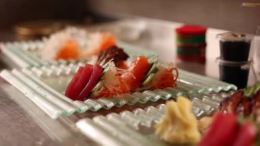 Japon restoranında lezzetli deniz ürünleri yemekleri