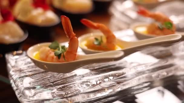 Japon Restoranında Lezzetli Deniz Ürünleri Yemekleri — Stok video