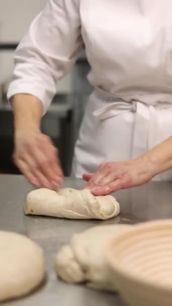 Chef Hace Pan Una Panadería — Vídeo de stock