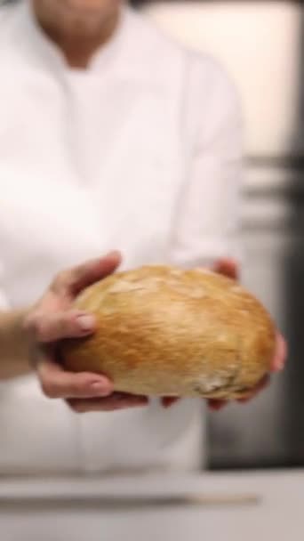 シェフはパン屋でパンを作る — ストック動画