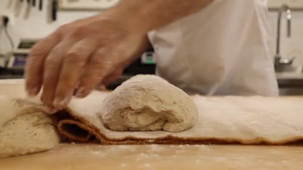 Kuchař Peče Chléb Pekárně — Stock video