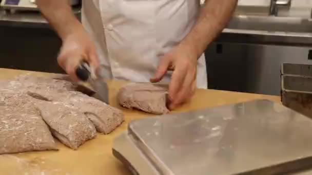 Ένας Σεφ Φτιάχνει Ψωμί Φούρνο — Αρχείο Βίντεο