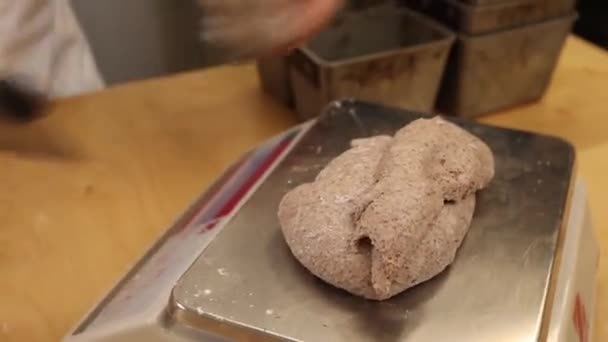 Chef Fait Pain Dans Une Boulangerie — Video