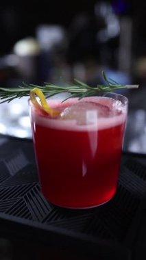 Barmen barda bir kokteyl hazırlıyor.