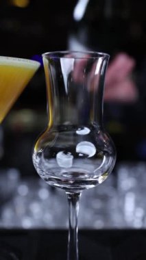 Barmen barda bir kokteyl hazırlıyor.