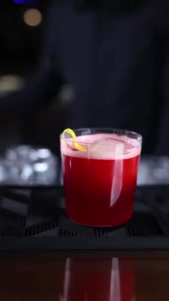 Bartender Prepares Cocktail Bar — 图库视频影像