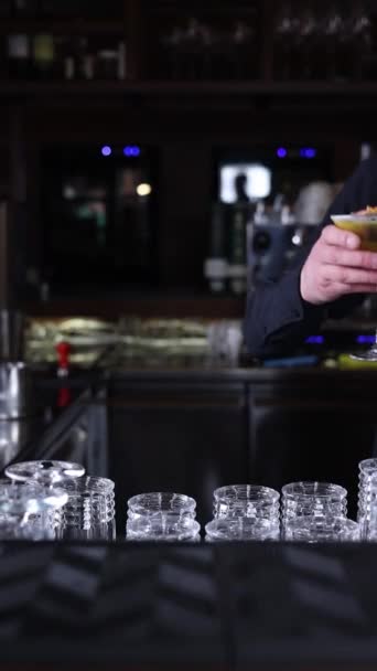 Cantinero Prepara Cóctel Bar — Vídeos de Stock