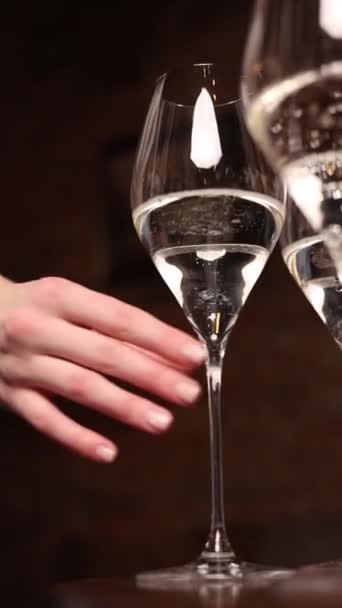 餐厅里的酒的特写 情人节 — 图库视频影像