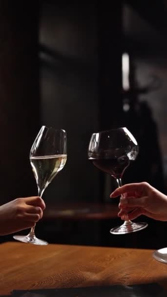 Großaufnahme Von Wein Einem Restaurant Valentinstag — Stockvideo