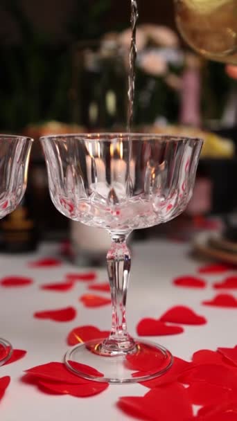 Großaufnahme Von Wein Einem Restaurant Valentinstag — Stockvideo
