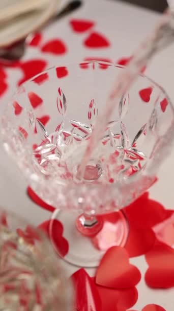 Close Van Wijn Een Restaurant Valentijnsdag — Stockvideo