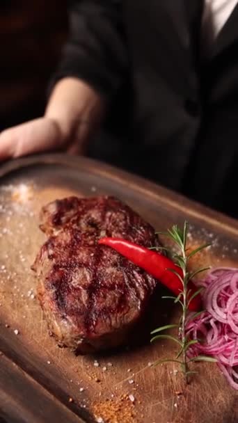 레스토랑에서 맛있는 스테이크 클로즈업 — 비디오