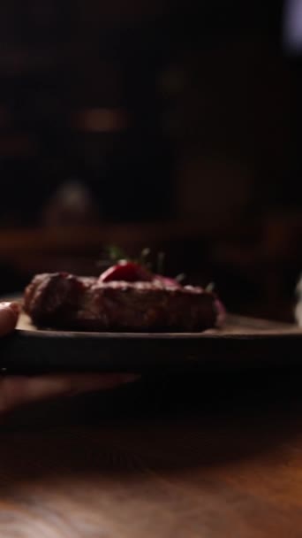 餐馆里美味的牛排特写 — 图库视频影像