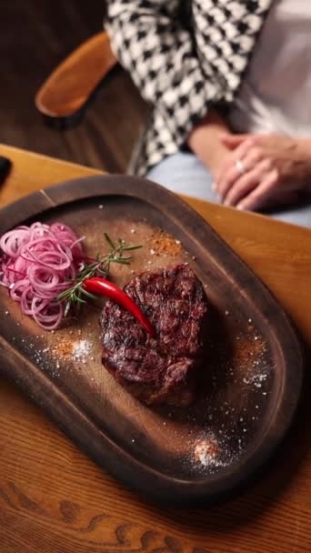 레스토랑에서 맛있는 스테이크 클로즈업 — 비디오