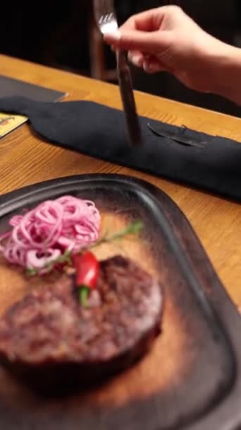 餐馆里美味的牛排特写 — 图库视频影像