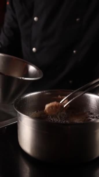 요리사가 레스토랑에서 고기를 — 비디오