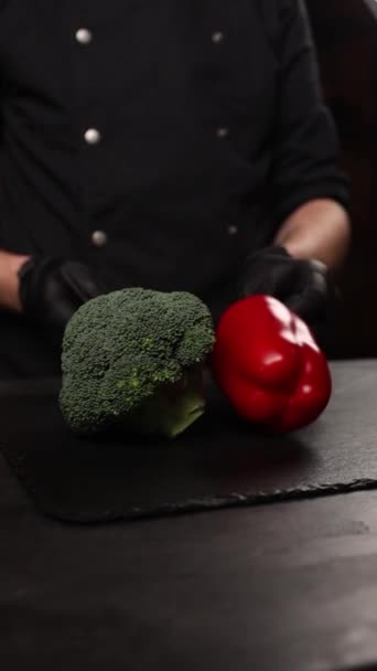 Bucătarul Pregătește Fel Mâncare Legume — Videoclip de stoc